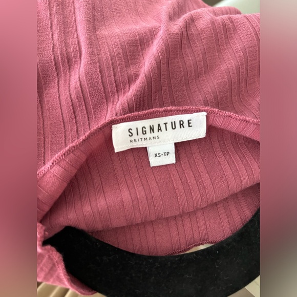 Reitmans high neck ribbed top in raspberry color - Picture 3 of 3